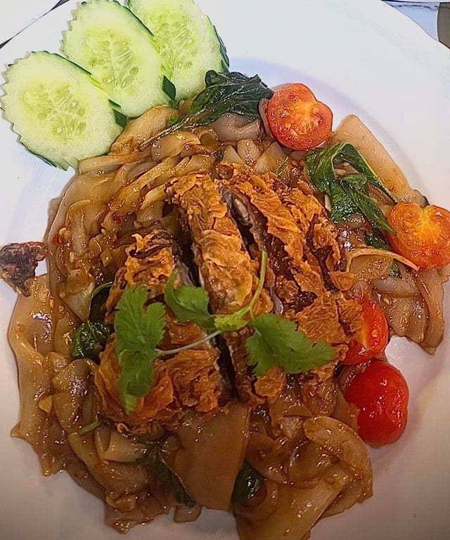 ขี้เมา เป็ดกรอบ Crispy Duck Drunken Noodles.
