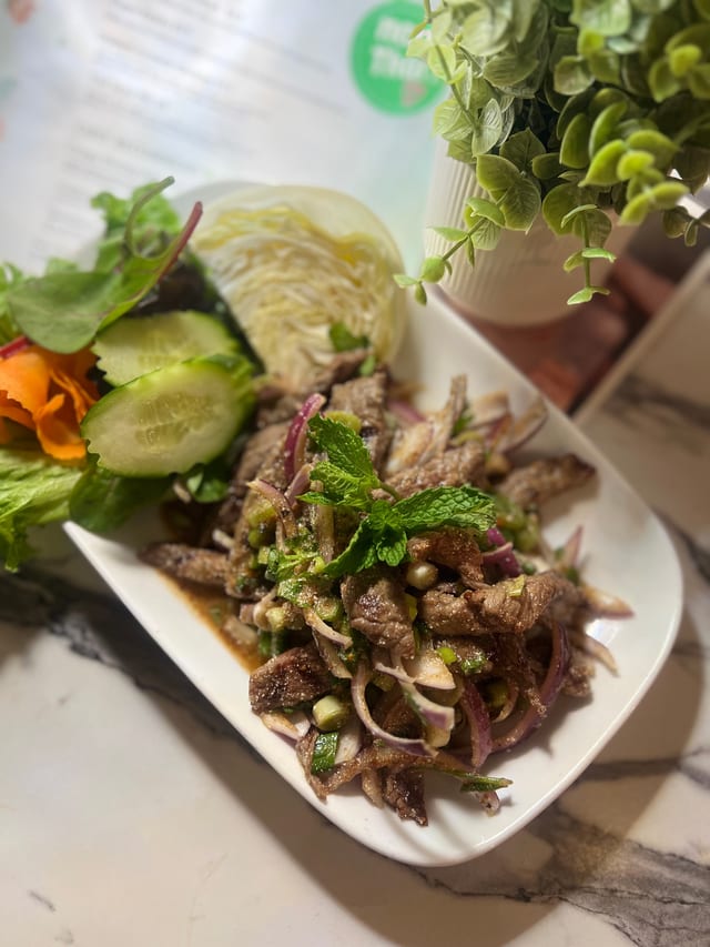 Num Tok Salad น้ำตกเนื้อ.