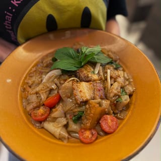 Drunken noodle with crispy pork belly spicy 🌶  ขี้เมาหมูกรอบ