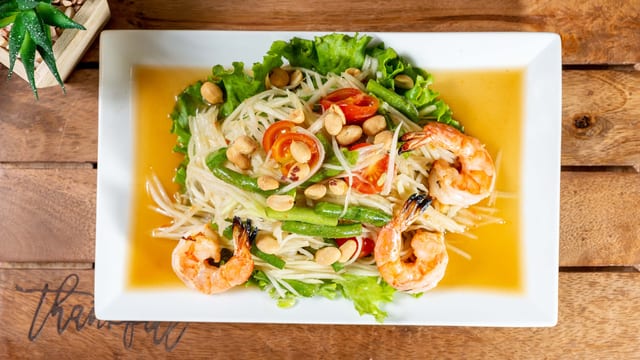 Papaya Salad Deluxe ส้มตำไทย ใส่กุ้งสามตัว.