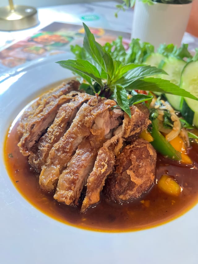 Crispy Duck Kapow เป็ดกรอบกระเพรา.
