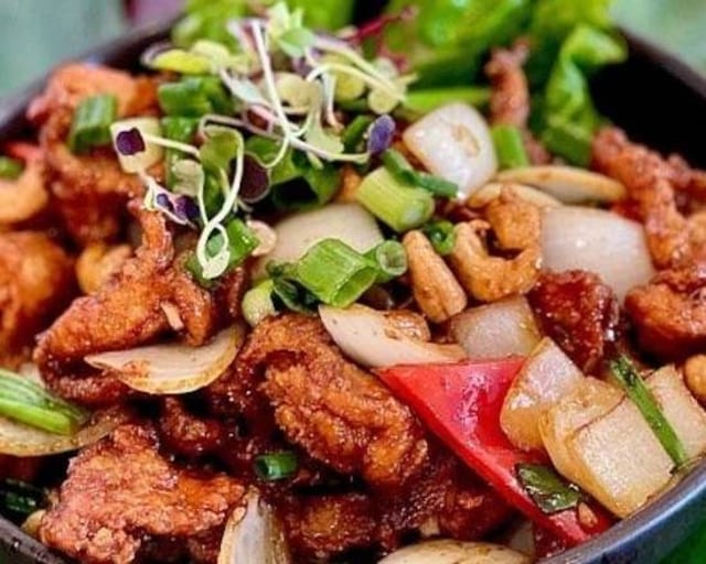 Hinmaphan Crispy Chicken ผัดไก่กรอบเม็ดมะม่วง.